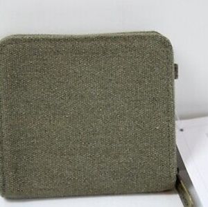 NWT-Clip and Zip Wallet